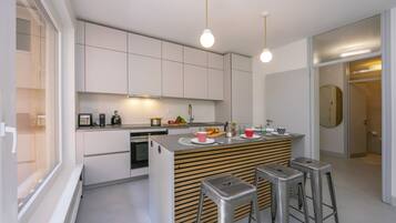 Frigorifero, microonde, forno, piano cottura