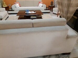 Een smart-tv, boeken en een printer