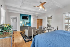 3 chambres, bureau, fer et planche à repasser, lit de bébé portatif