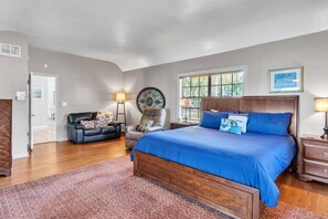 3 habitaciones, escritorio y tabla de planchar con plancha 