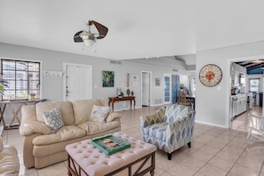 تلفزيون ذكي، مشغل دي في دي، كُتُب، مكتب