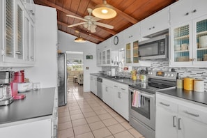 ثلاجة، ميكروويف، فرن، موقد طهي مسطح