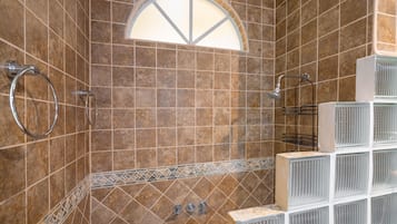 Dusche, Handtücher, Seife, Shampoo