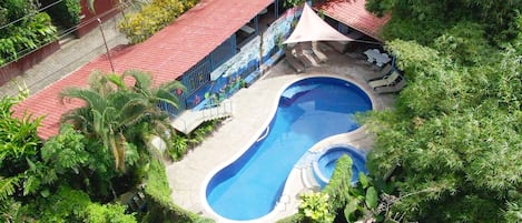 Una piscina al aire libre