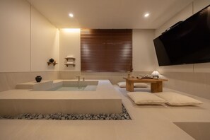 Romantic Double Room, 1 Queen Bed | Premium bedding, down comforters, soundproofing, free WiFi - Nomad Anook hotel Gumi branch (Gumi)