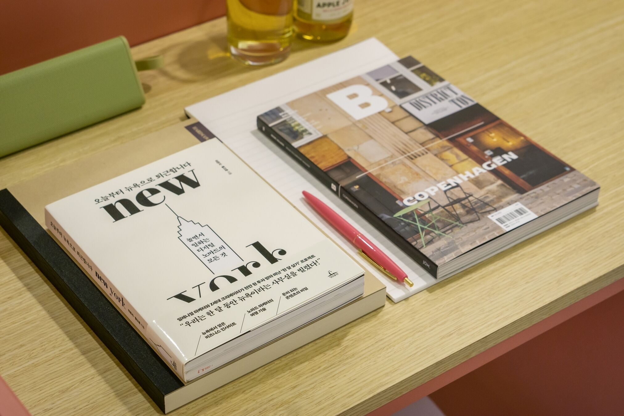 Revistas con los títulos 'New York' y 'Copenhague' sobre una mesa de madera.