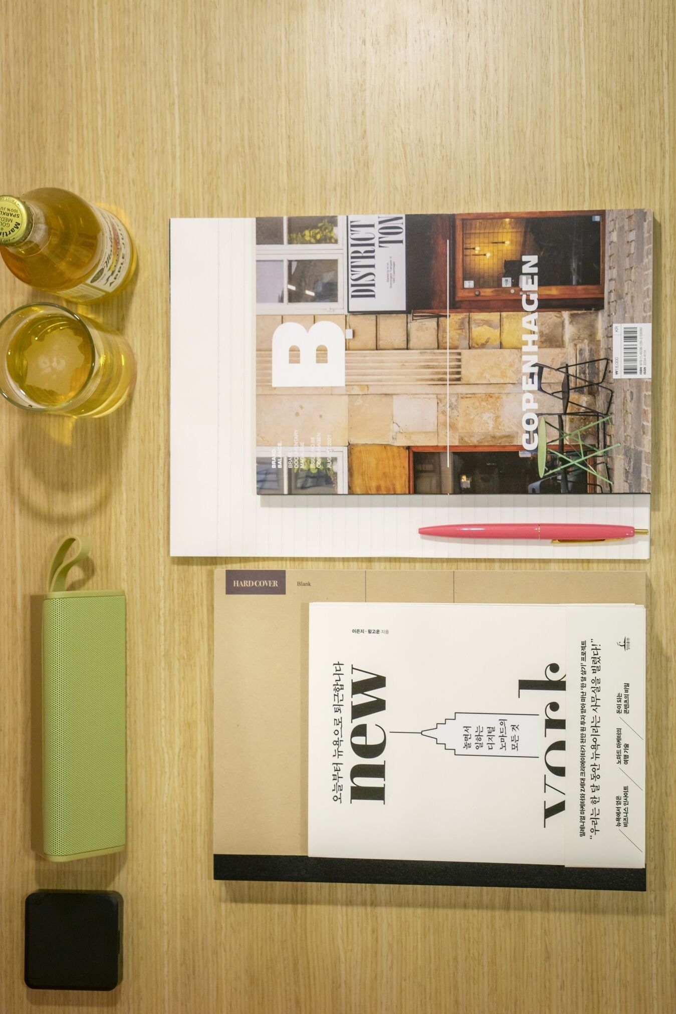 Una revista con un interior de edificio y un libro titulado 'new york'.