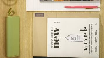 Una revista con un interior de edificio y un libro titulado 'new york'.
