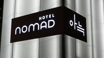 Señal del Hotel Nomad con diseño moderno.