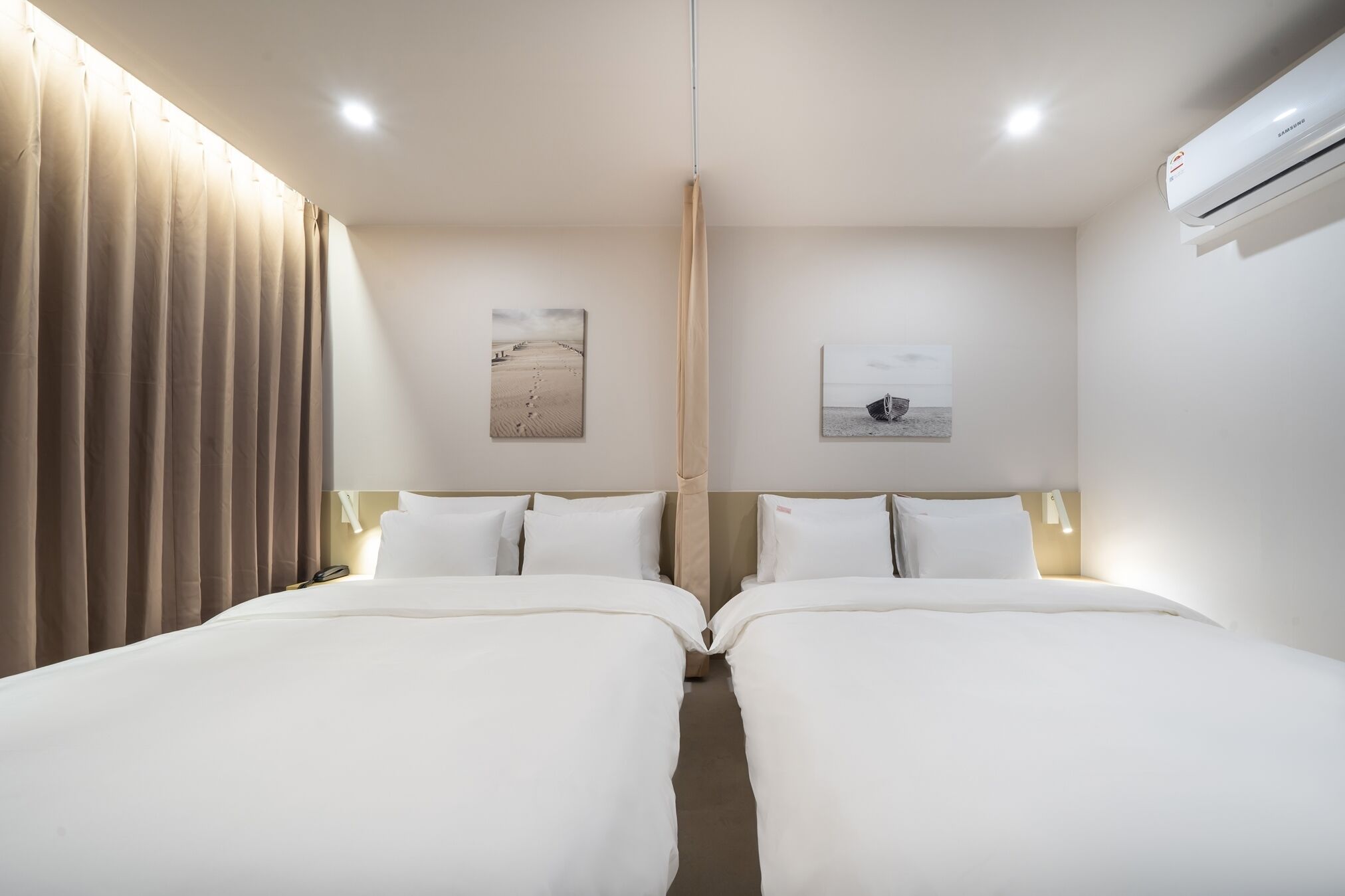 Habitación con 2 camas individuales | Ropa de cama de alta calidad y edredones de plumas