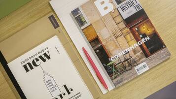 Una revista con una ilustración de un paisaje urbano y un libro titulado 'new york'.