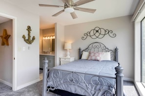 3 bedrooms, Internet, bed sheets - Unwind Poolside! Lakefront Osage Beach Condo (Osage Beach)