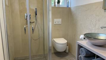 Dusche, Handtücher, Seife, Toilettenpapier