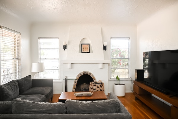 Smart TV, chimenea, estéreo