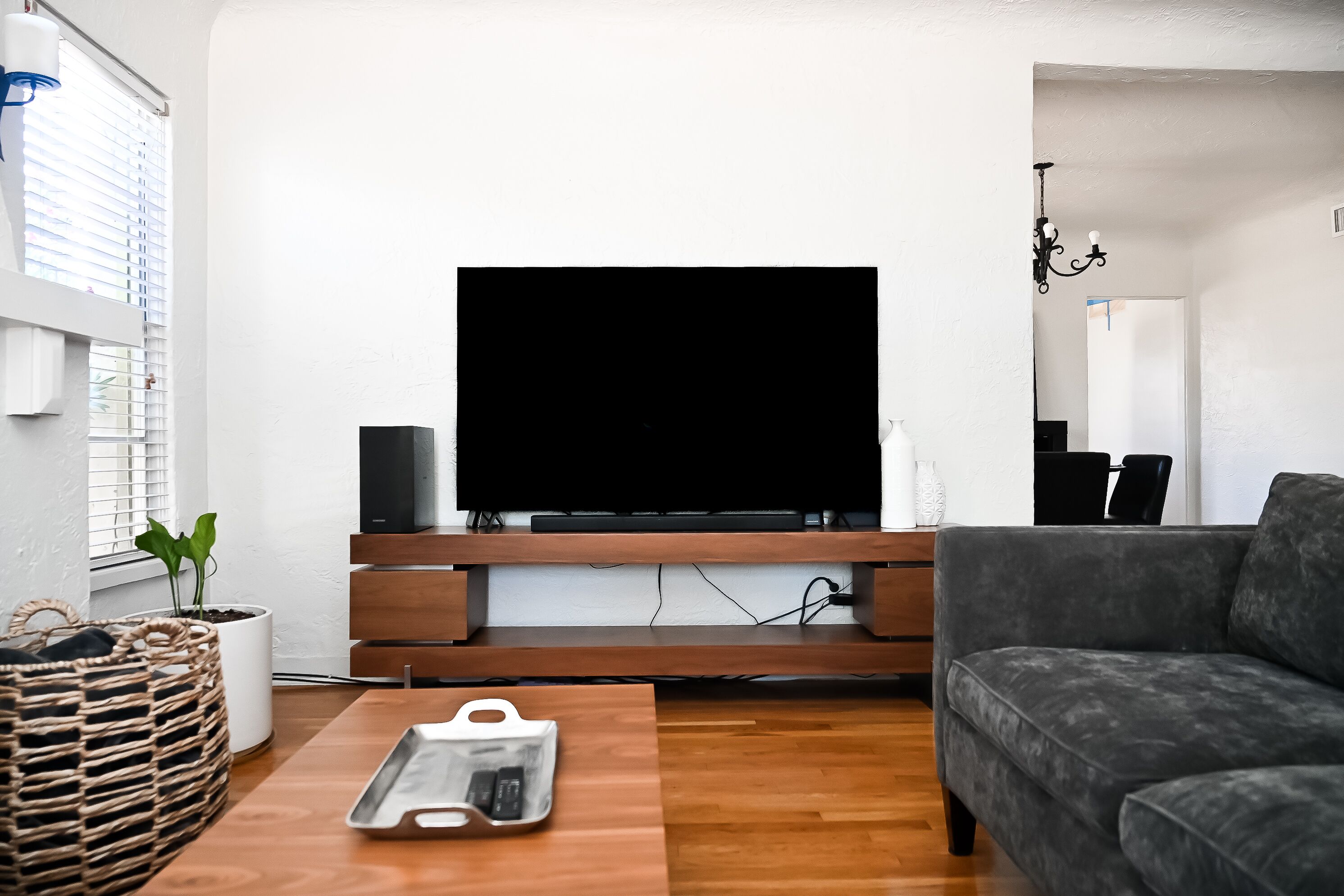 TV connectée, cheminée, chaîne hi-fi