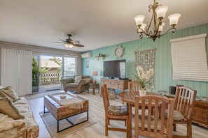 Living area - Kahana Sunset E5E - Ocean Views - Free Fun - Great Rates (Lahaina)