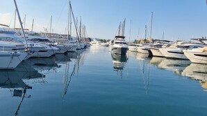 Ein Yachthafen mit mehreren Booten, die in ruhigem Wasser liegen.