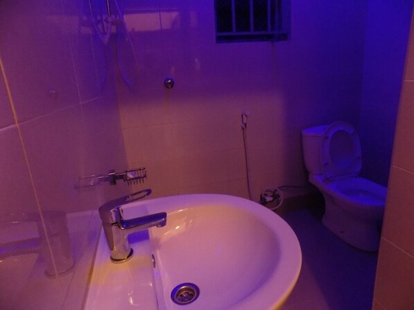 Shower, towels, soap - BELLINE HOTEL ISHAKA (Ishaka)