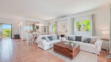 Televisión, chimenea