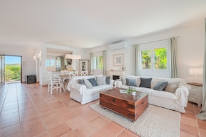 Televisie en een open haard