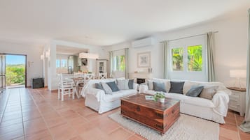 Televisión, chimenea