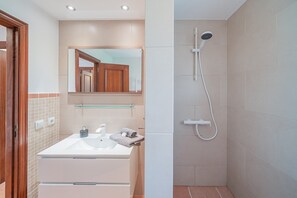 Dusche, Haartrockner, Handtücher