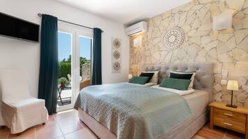 2 slaapkamers, een strijkplank/strijkijzer, gratis wifi, beddengoed