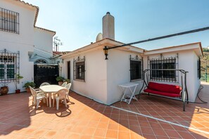 Outdoor dining - Holiday Home 'New House In Malaga Nature' with Mountain Views, Wi-Fi and Air Conditioning (Málaga)