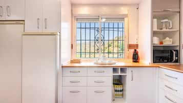 Køleskab, mikrobølgeovn, ovn, kogeplade