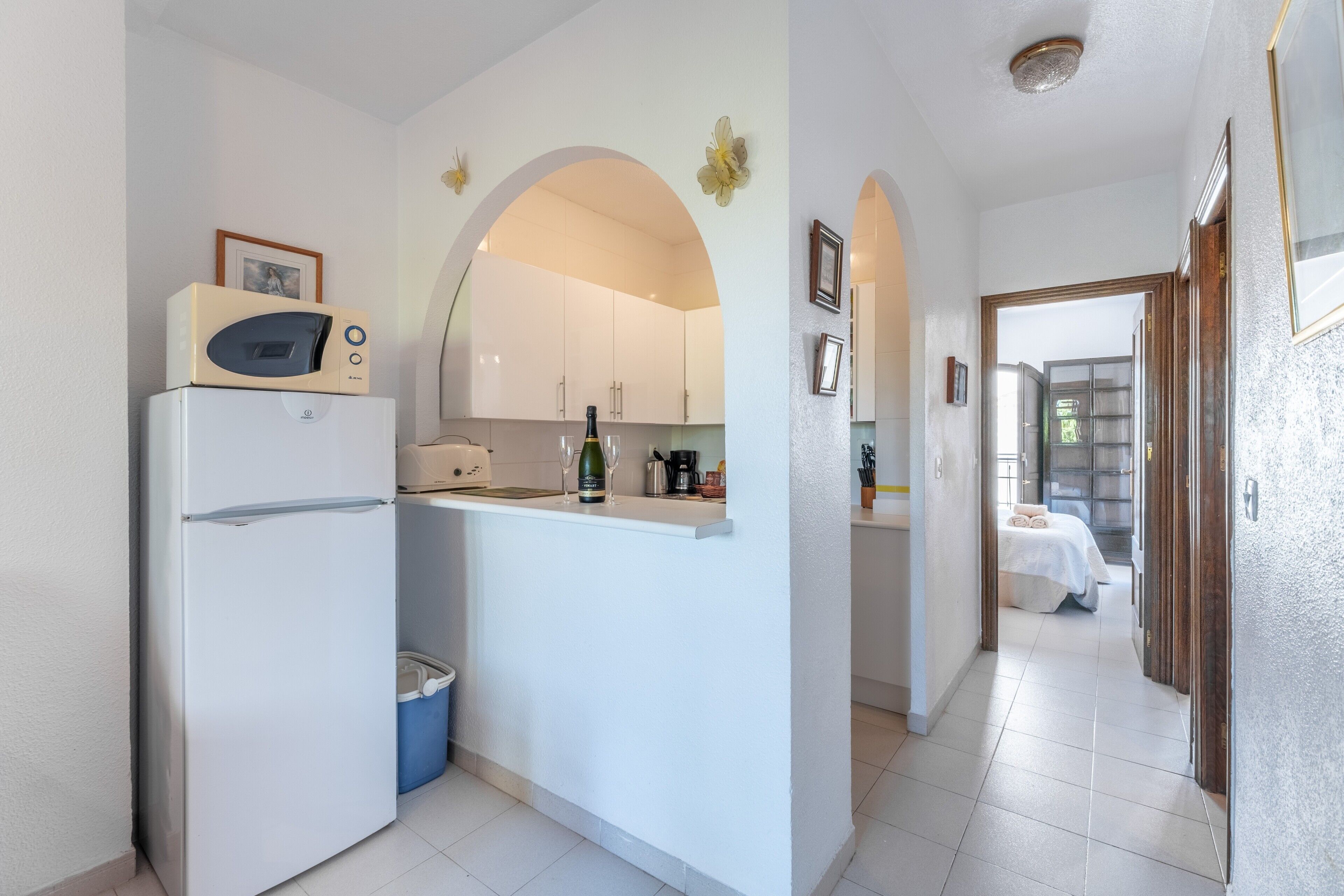 Frigorífico, microondas, placa de cocina y cafetera o tetera