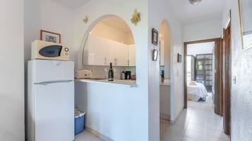 Refrigerador, microondas, parrilla de estufa y cafetera y tetera