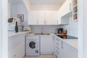 Refrigerador, microondas, parrilla de estufa y cafetera y tetera 