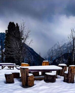 Outdoor dining - Elysium Inn Guest House (Arang Kel)