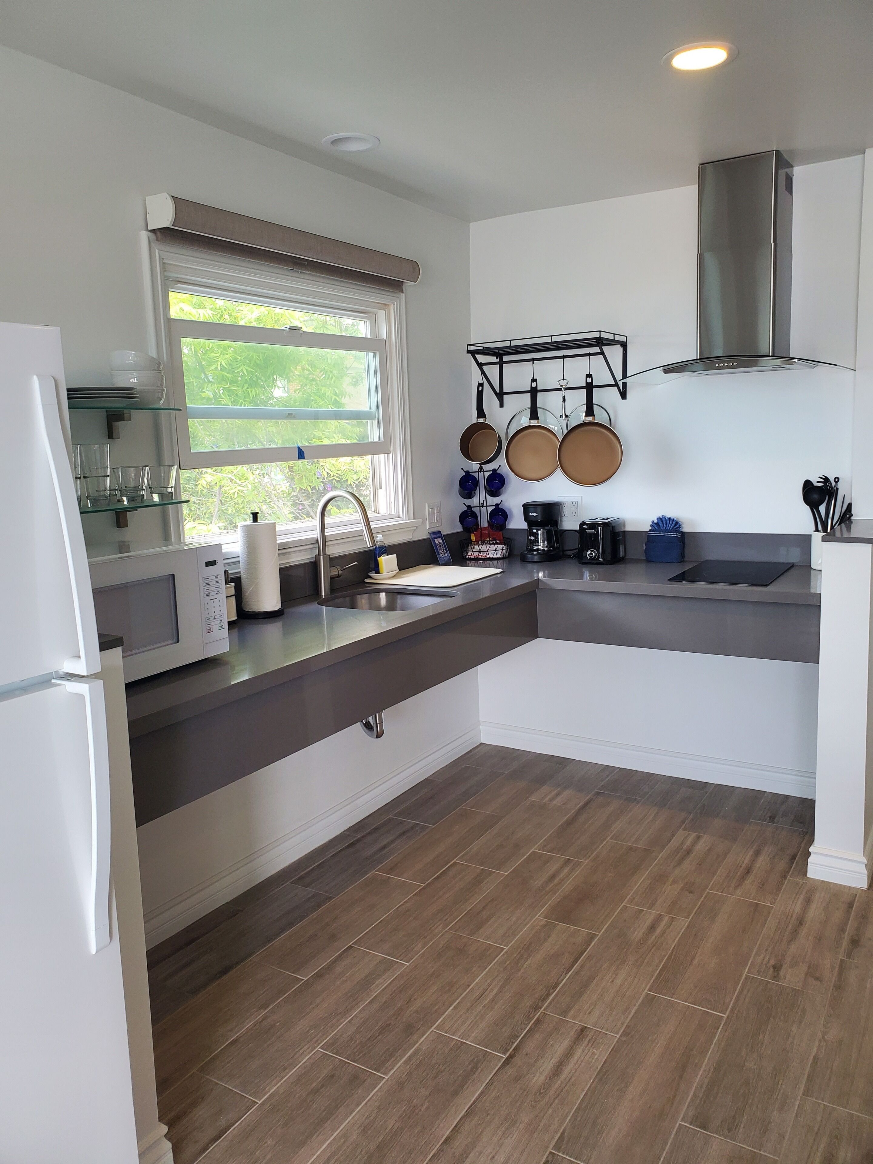 Coffee/tea maker, fridge, microwave, stovetop