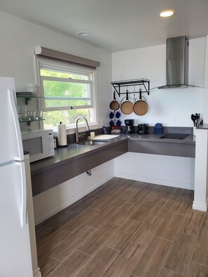 Jääkaappi, mikroaaltouuni, liesi, kahvin-/teenkeitin