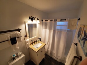 Sèche-cheveux, serviettes fournies