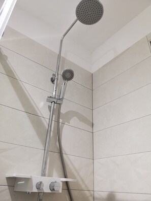 Shower - Ground floor 2 separate bedrooms garden pool barbecue terrace quiet close to the beach German hostess (Fažana)