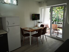 Dining - Ground floor 2 separate bedrooms garden pool barbecue terrace quiet close to the beach German hostess (Fažana)