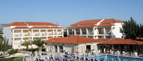 Seasonal outdoor pool, pool umbrellas, sun loungers