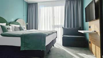 Premium-Zimmer, 1 Queen-Bett und Schlafsofa (Up to 3 Adults) | Zimmersafe, Schreibtisch, schallisolierte Zimmer, kostenlose Babybetten