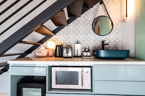 Loft, balcon | Coin cuisine privé | Mini réfrigérateur, micro-ondes, grille-pain