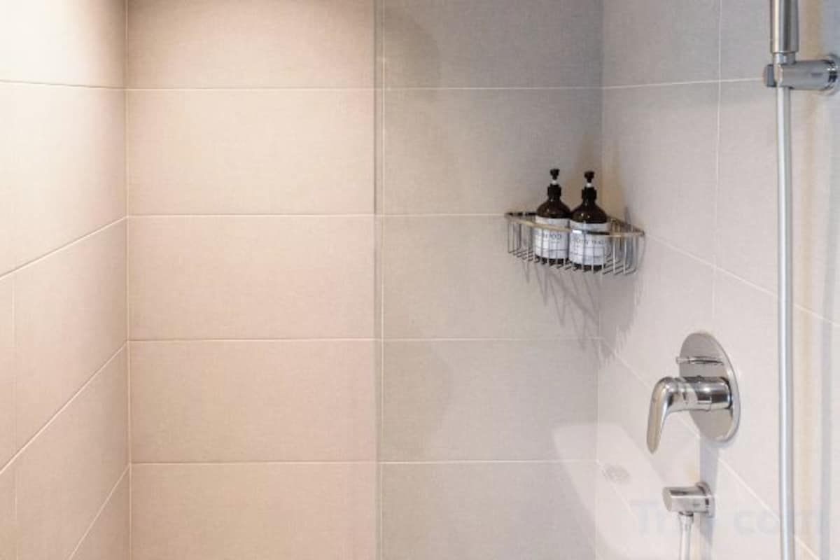 Badezimmer | Dusche, Regendusche, Haartrockner, Bidet