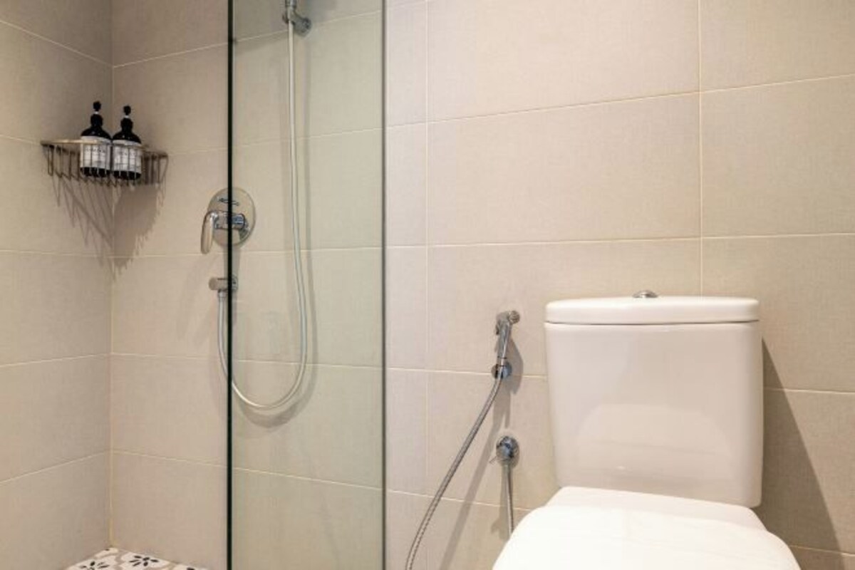 Badkamer | Een douche, een regendouche, een haardroger, een bidet