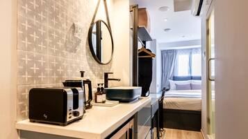 Studio | Private kitchenette | Mini-fridge, microwave, toaster, cookware/dishes/utensils