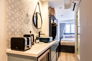 Estudio | Cocineta privada | Frigobar, microondas, tostadora y utensilios de cocina