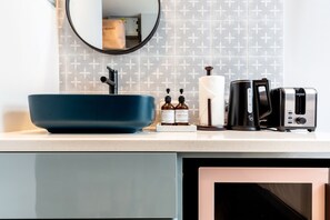 Habitación individual | Cocineta privada | Frigobar, microondas, tostadora y utensilios de cocina