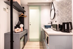 Loft Single (No Window) | Cocineta privada | Frigobar, microondas, tostadora y utensilios de cocina