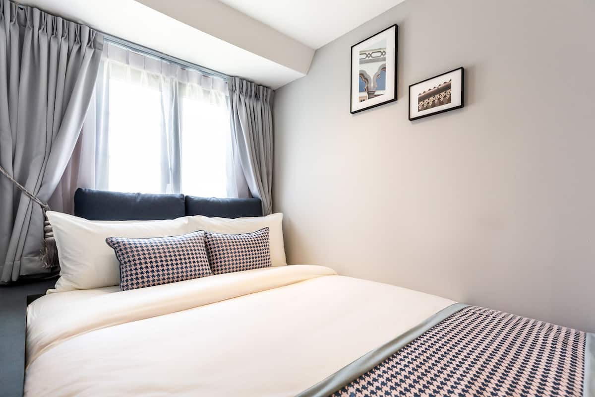 Studio | In-room safe, desk, laptop workspace, blackout curtains