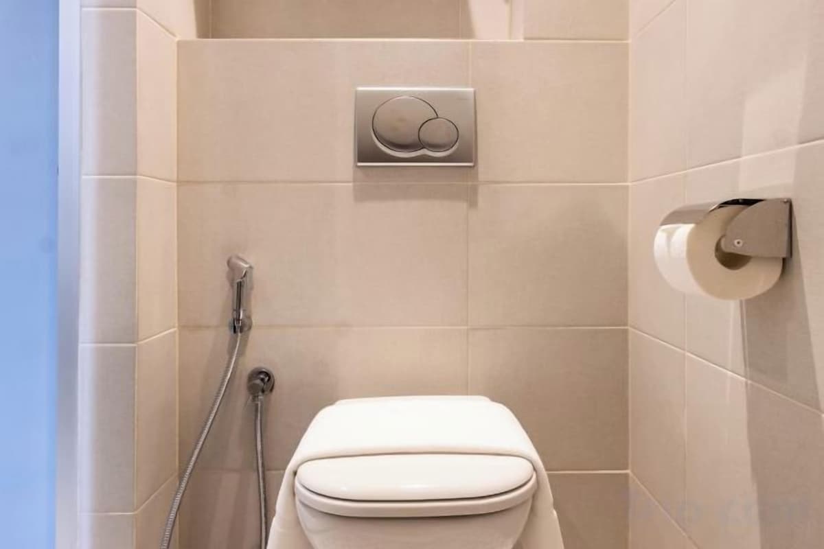 Badezimmer | Dusche, Regendusche, Haartrockner, Bidet