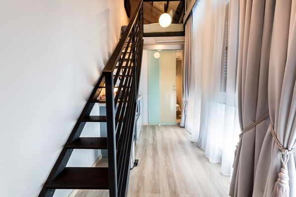 Loft, balcón | Caja de seguridad en la habitación y escritorio